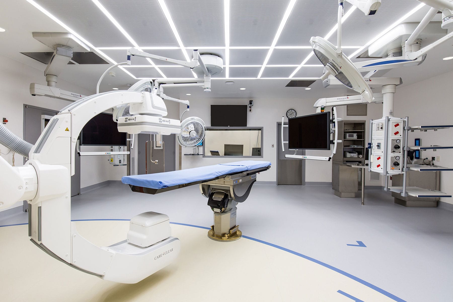 VGH Hybrid operating room with radiological imaging equipment and booms