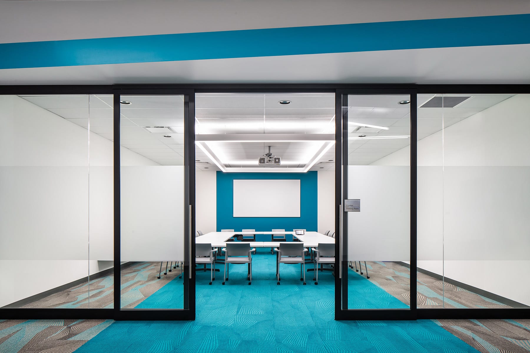 Surrey office design for large meeting room with AV, demountable walls